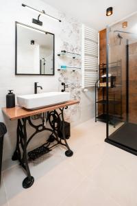 Targowa Elegant Apartment by BookingHost