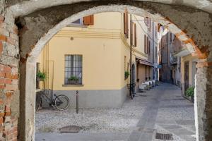 Iseo Vicolo Portelle - private parking & bike storage