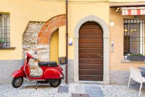 Iseo Vicolo Portelle - private parking & bike storage