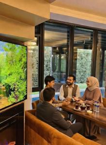 Muhafazakar Havuzlu Bahçeli Güneşlenme Alanı Bulunan Ultra Lüks Villa