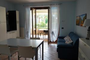 Bilocale sul lungolago con parco, piscina e terrazza