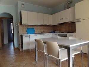 Bilocale sul lungolago con parco, piscina e terrazza