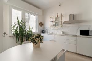 GuestHost - Cozy Balcony Apartment X6 Guastalla