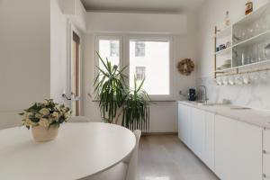 GuestHost - Cozy Balcony Apartment X6 Guastalla