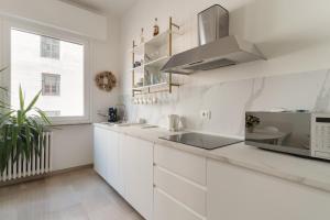 GuestHost - Cozy Balcony Apartment X6 Guastalla