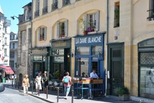 JOLI STUDIO RENOVE EN PLEIN COEUR DE LÂME De PARIS QUARTIER PANTHEON , NOTRE-DAME