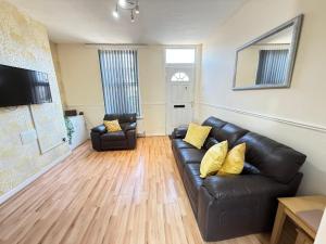 St Helens 3-Bedroom House with Free Parking & WiFi