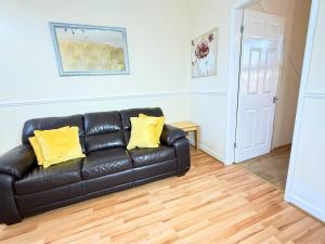 St Helens 3-Bedroom House with Free Parking & WiFi