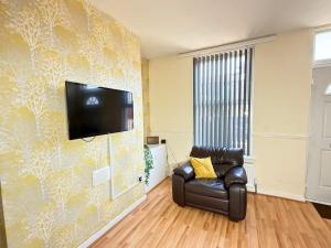St Helens 3-Bedroom House with Free Parking & WiFi