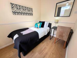 St Helens 3-Bedroom House with Free Parking & WiFi