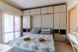 Bright apartment with a view of the Gulf and a swimming pool