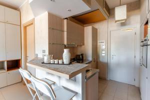 Bright apartment with a view of the Gulf and a swimming pool