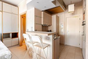 Bright apartment with a view of the Gulf and a swimming pool
