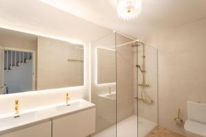 Villa Ocean Breeze - Steps away from the Beach