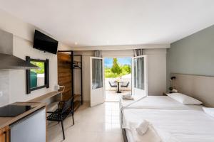 Nikos Villas - Poolside Getaways in Kavos, Corfu