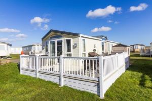 Beautiful, Pet Friendly Caravan By The Beach In Suffolk Ref 40126Nd
