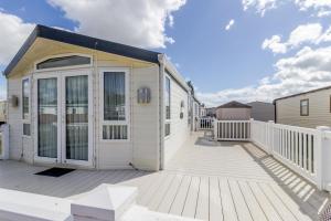 Beautiful, Pet Friendly Caravan By The Beach In Suffolk Ref 40126Nd