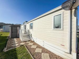 Beautiful, Pet Friendly Caravan By The Beach In Suffolk Ref 40126Nd