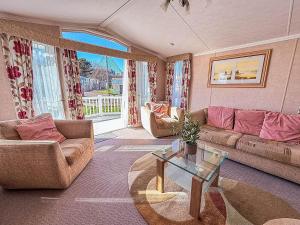 Beautiful, Pet Friendly Caravan By The Beach In Suffolk Ref 40126Nd