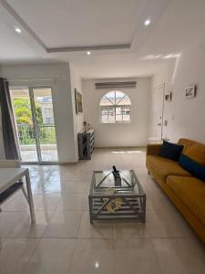 Bright Condo, Walk to Beach, Shops, Dining