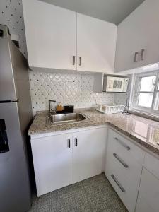 Bright Condo, Walk to Beach, Shops, Dining