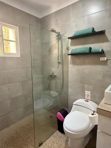 Bright Condo, Walk to Beach, Shops, Dining
