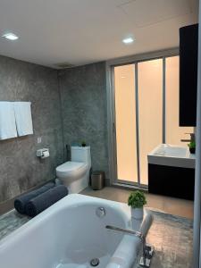 Stylish Loft Apartment Near Fishermans Village
