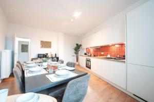 Premium 4BR Apartment, Stunning Views Overlooking the Central Station