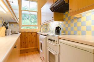 Elegant 4-Bed Home Near Edinburgh City Centre