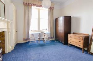 Elegant 4-Bed Home Near Edinburgh City Centre