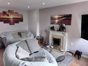 Hydro Spa Pool, Dbl Bedrm & Private Bathrm - Part private shared lived-in home