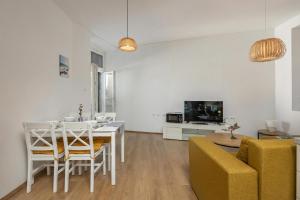 Anna 4-Bedroom City Apartment - Happy Rentals