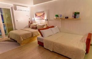 BGC Executive Stay with Dedicated Work Space Fast WiFi and Canal View