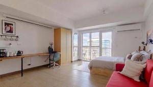 BGC Executive Stay with Dedicated Work Space Fast WiFi and Canal View