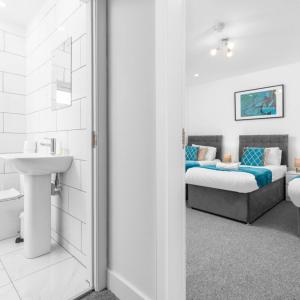 Five-Bedroom House - Garden - Driveway Parking - Fast Wi-Fi 98Q