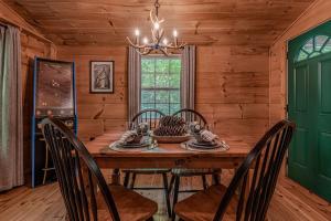 Smokies Cabin with Hot Tub and Arcade Games