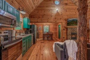 Smokies Cabin with Hot Tub and Arcade Games