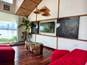 West Lake Villa, Lake View, Garage, Tea Cozy Home
