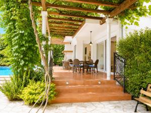 Villa Magnetic