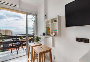 Estudio con vistas al mar junto a la playa