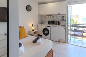 Estudio con vistas al mar junto a la playa