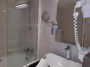 Hotels Kyriad Saumur Hyper Centre Hotel, Appartements, Seminaires et SPA soins Sothys Paris : photos des chambres
