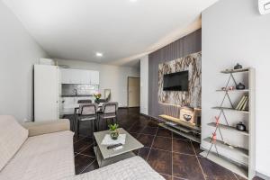 Sunset Apartment 1BR Escape by PikHost