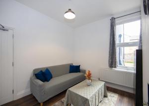 Spacious 4BR House Near Elizabeth Line & O2