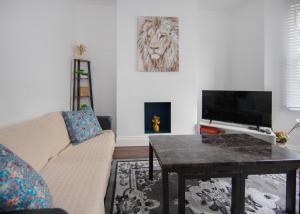 Spacious 4BR House Near Elizabeth Line & O2
