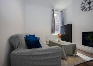 Spacious 4BR House Near Elizabeth Line & O2