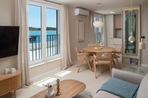 Seaview Apartments