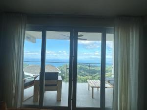 Ocean-View Condo with Infinity Pool Sunset Escape