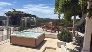 Villa Julia with heated pool and hot tub, ideal for large groups