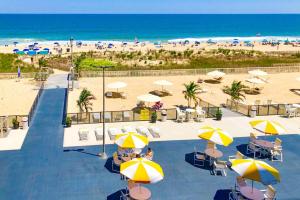 Modern beachfront studio with balcony views pool & gym
